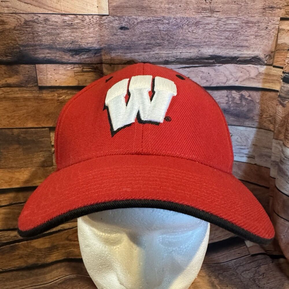 Wisconsin Badgers Hat Colosseum Just Sports Fitted Cap 7 3/8 Red Bucky Badger